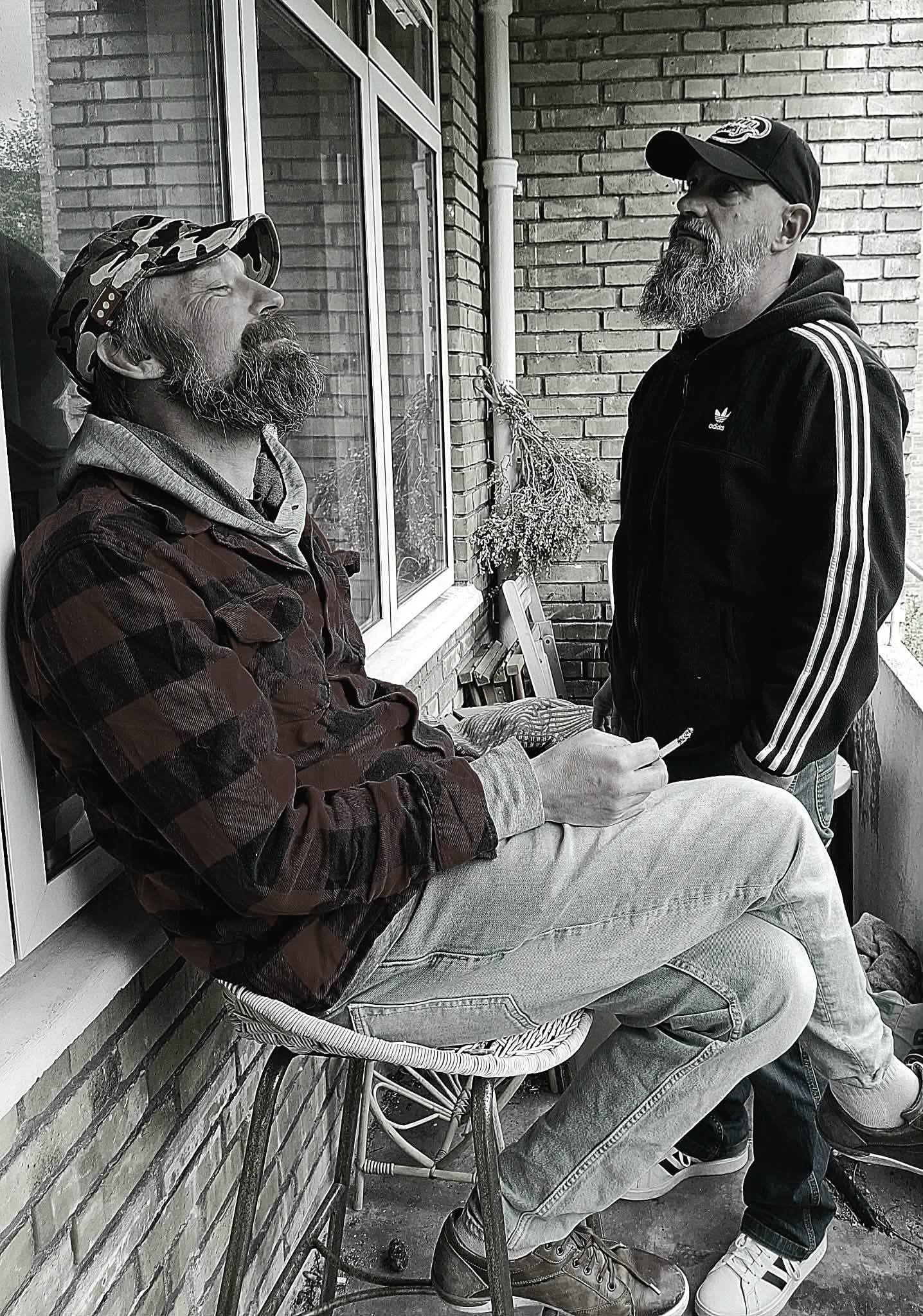 Gudfare i en stille samtale udenfor